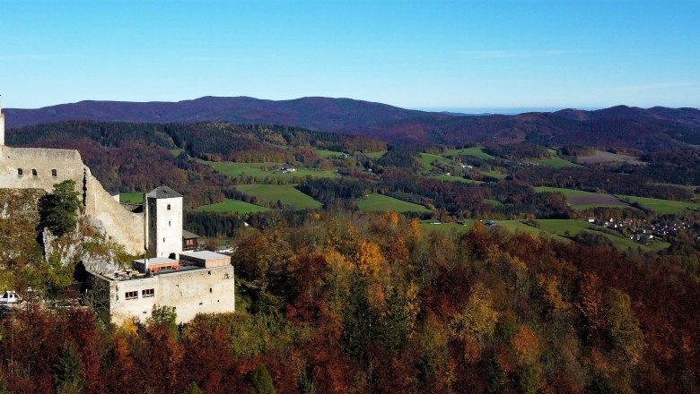 Flugaufnahme Araburg im Herbst, © Kaumberg/Morgner Michael