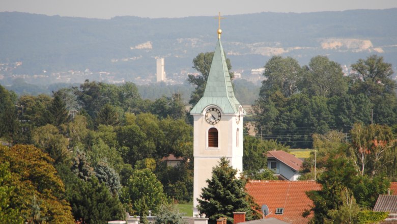 Kirche Gramatneusiedl mit Blick nach Mannersdorf, © Marktgemeinde Gramatneusiedl