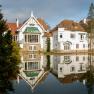 Das Schloss Schönau liegt idyllisch inmitten eines weitläufigen historischen Schlossparks, der einem englischen Landschaftsgarten nachempfunden ist und von dem selben Landschaftsarchitekten entworfen wurde, wie der Schlosspark Laxenburg. Es befindet sich 25 Kilometer südlich von Wien und bietet neben vier Appartements auch mehrere Veranstaltungsräume., © Doris Mitterer