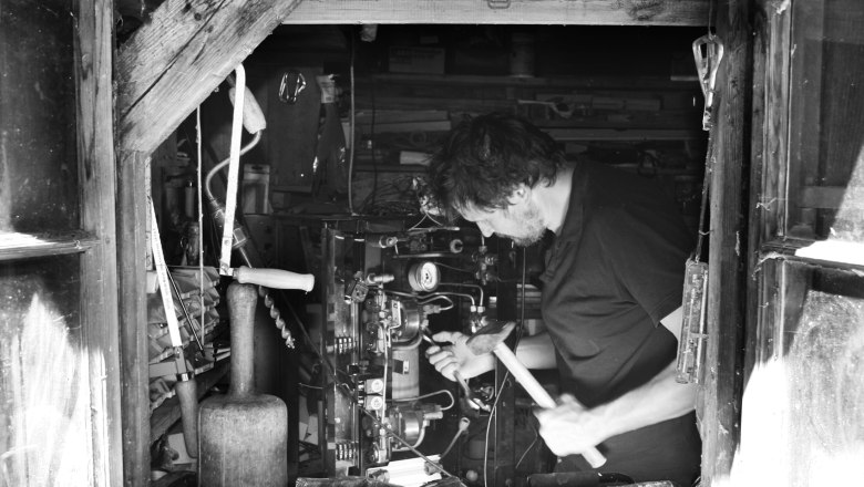 Der Meister bei der Arbeit. (Restaurierung einer Kaffeemaschine), © Gerald Zenger