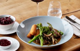 Rehragout mit Erdäpfelcroquetten, wilder Brokkoli, Rotkraut, © Weinland Thermenregion/Daniel Nuderscher