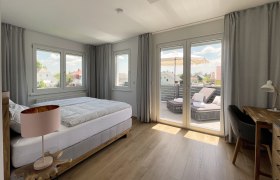 Schlafzimmer 1 mit Balkon, © Kay Haderer