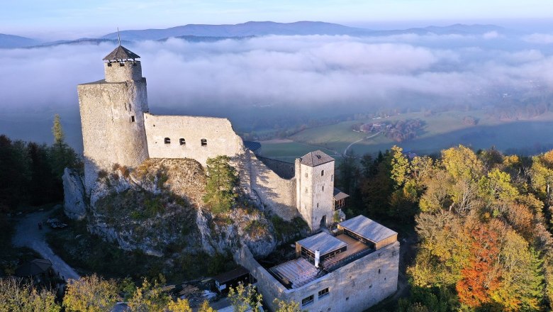 Flugaufnahme Araburg im Herbst, © Kaumberg/Engl Gerald